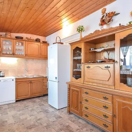 6 Bedroom Beautiful In Slatine