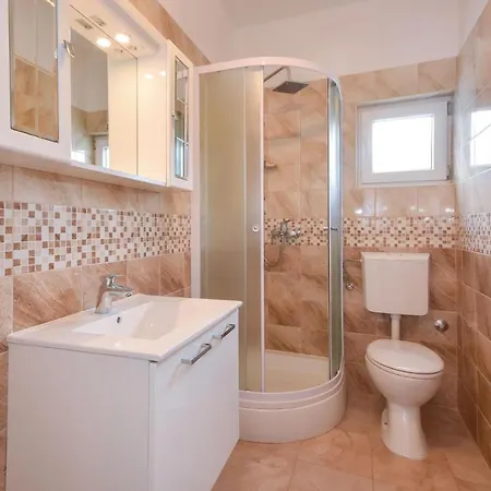 6 Bedroom Beautiful In * Slatine