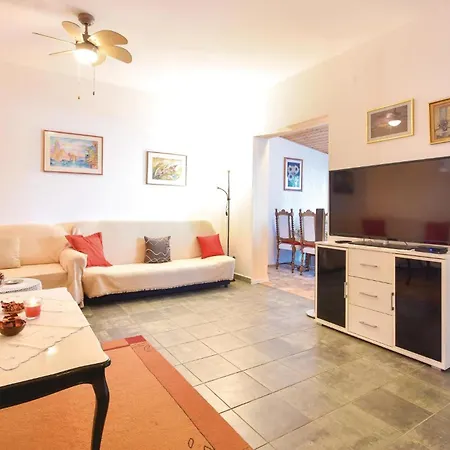 6 Bedroom Beautiful In